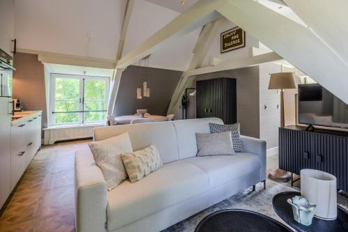 a living room with a couch and a tv at Huize Randenbroek Amersfoort in Amersfoort