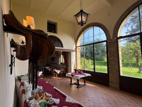 una stanza con finestre e un tavolo con sopra delle bambole di Castello Santa Cristina a Grotte di Castro