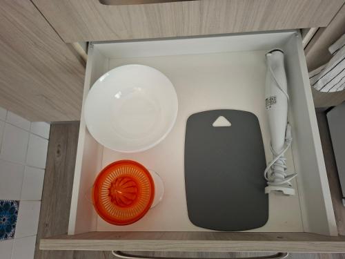 a box with a computer and a plate in it at Olly Guest House a Recco - Golfo Paradiso in Recco