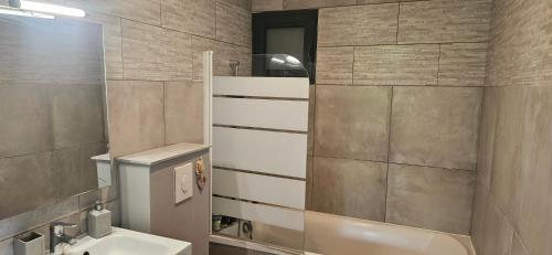 une salle de bain avec toilettes et lavabo dans l'établissement ANAHATA Appartement-Maison, à Saint-Paul-de-Vence
