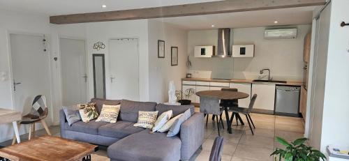 un salon avec un canapé et une cuisine dans l'établissement ANAHATA Appartement-Maison, à Saint-Paul-de-Vence