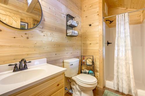 Bilik mandi di Black Bear Bungalow Sevierville Hideaway with Deck!