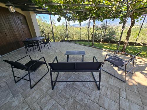 two chairs and a table on a patio at Dimora Kalipè in Bevagna