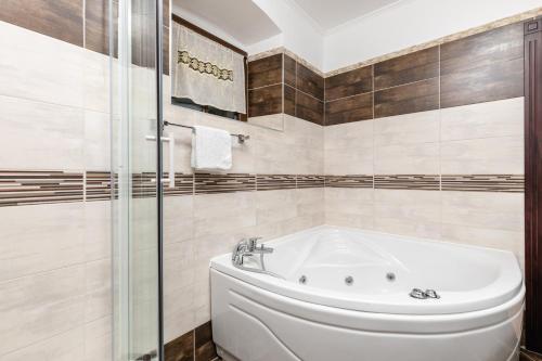a bathroom with a bath tub and a toilet at Casa del Sol in Strp