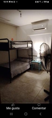 ArgentinaにあるDescansa AQUÍの二段ベッド2台、ファンが備わる客室です。