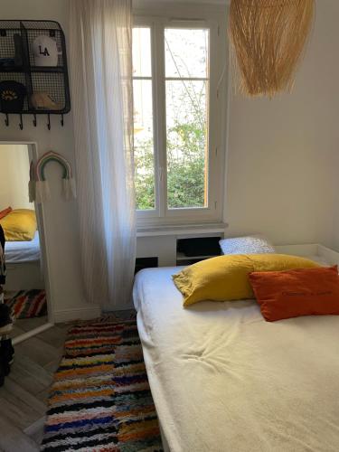 une chambre avec un lit et une fenêtre dans l'établissement Palais Libération 3 pièces, à Nice