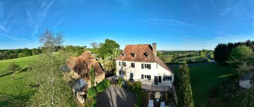 an aerial view of a house in a field at Maison ARDELLI in LʼHôpital-dʼOrion