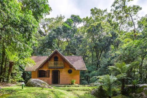 een klein huisje midden in een bos bij Estalagem Spiller in Monte Verde