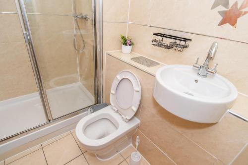 Ванная комната в City Center, Free WiFi for Contractor, Family