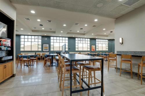 a dining room with tables and chairs in a restaurant at Drury Inn & Suites Montgomery in Montgomery