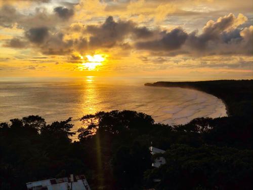 乌维塔Ballena Paraíso Lodge的日落和日落