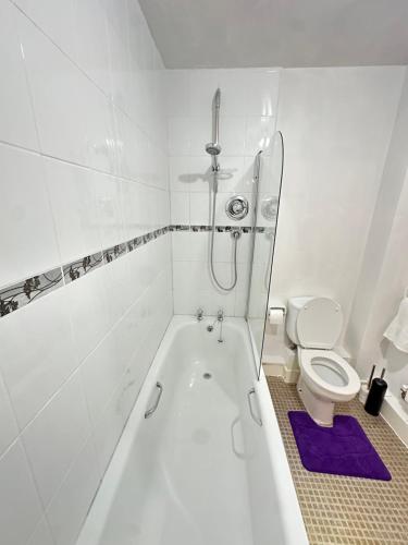 Ένα μπάνιο στο Cozy & Charming Apartment in MCR