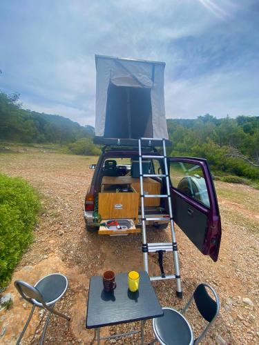 a van with its door open and a tent at Σκηνή Οροφής 4χ4 όχημα in Mesochórion