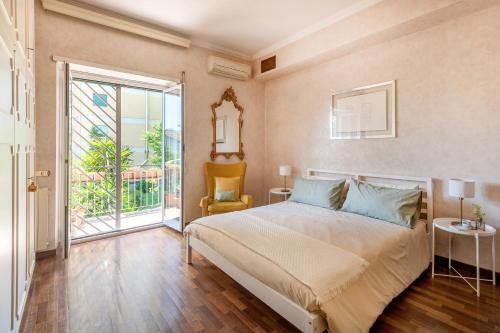 een slaapkamer met een bed en een balkon bij Anna luxury apartment Salario Parioli Rome in Rome
