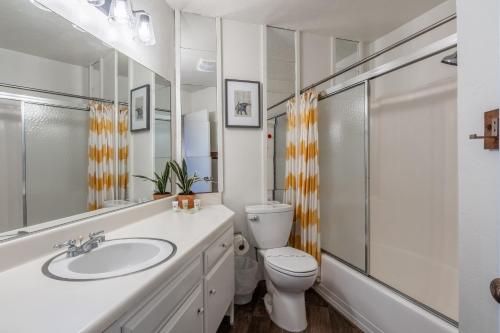 Un baño blanco con inodoro y lavabo. en Sierra Park Villas #04, en Mammoth Lakes