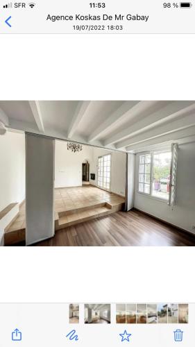 un salon vide avec une grande fenêtre dans l'établissement villa matama, à Cannes