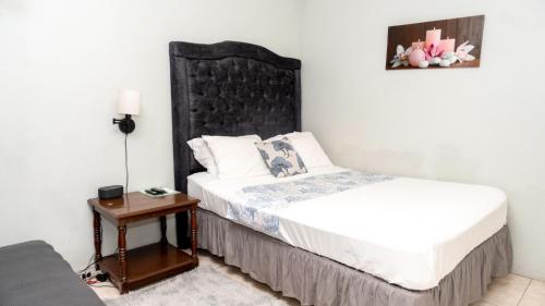 Postel nebo postele na pokoji v ubytování Mona Master suite