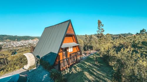an overhead view of a small house on a hill at Cabana Lua Crescente Ituporanga in Ituporanga