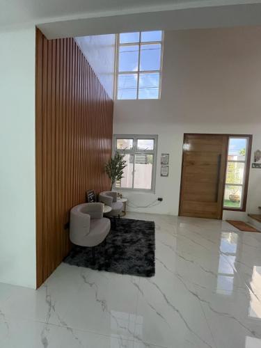 CalumpitにあるModern Loft-Balcony-FullAC open spaceのギャラリーの写真