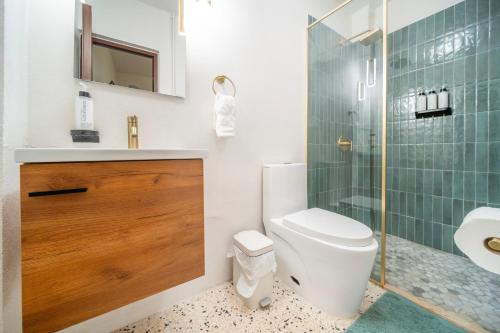 um banheiro com vaso sanitário e chuveiro de vidro em Room 3 Vibrant Walkable Hub in Santurce em San Juan