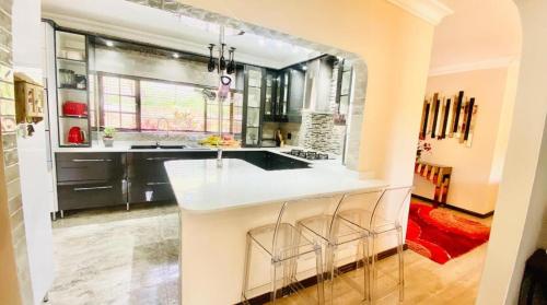 una cocina con una gran isla blanca en una habitación en Al-Pat, en Vosburg