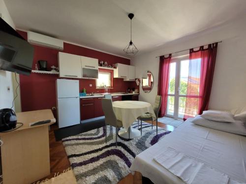 Kuchyňa alebo kuchynka v ubytovaní Apartments by the sea Lumbarda, Korcula - 4437