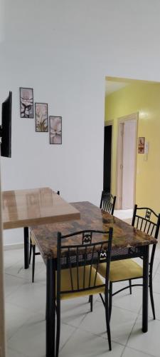 Una televisión o centro de entretenimiento en Quiet & Comfortable Family Apartment in Asilah