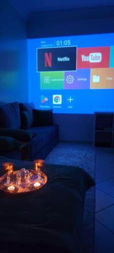 Una televisión o centro de entretenimiento en Quiet & Comfortable Family Apartment in Asilah
