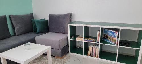 una sala de estar con un sofá y una mesa en Quiet & Comfortable Family Apartment in Asilah, en Asilah