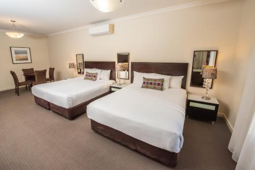 Кровать или кровати в номере Best Western Plus Hovell Tree Inn