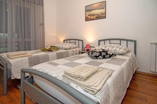 Apartments with parking space Pula - 23336