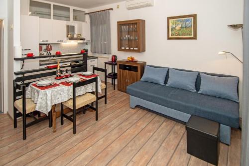 Apartments with parking space Pula - 23336
