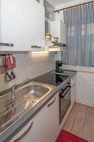 Apartments with parking space Pula - 23336