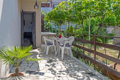Apartments with parking space Pula - 23336