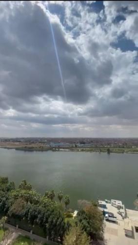 شقة مفروش علي النيل المعادي صف اول مباشرةً