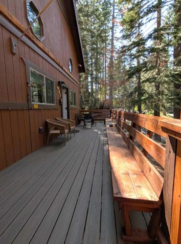 Galeriebild der Unterkunft Tahoe City Retreat Forest Views and Fireplace in Tahoe City