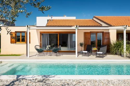 Family-friendly apartments with swimming pool Novigrad - 24585