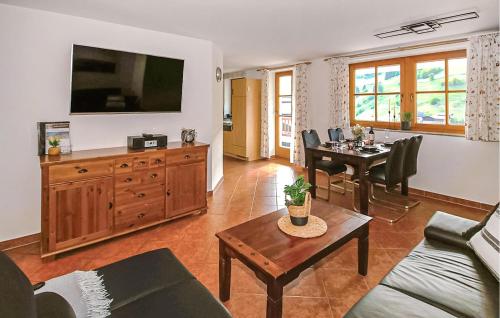 una sala de estar con un sofá y una mesa en Haus Lindorfer-Ferienwohnung, en Grossarl