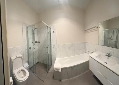 une salle de bains avec douche, toilettes et lavabo dans l'établissement West Hobart 3 Bed Cottage with river and city views, à West Hobart