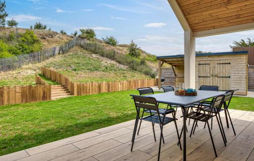 ein Tisch und Stühle auf einer Terrasse in der Unterkunft Villa Les Oyats in Saint-Germain-sur-Ay