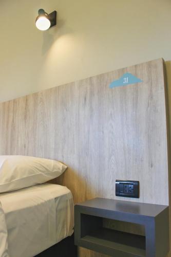a room with a bed and a clock on the wall at Alojamiento Traslaviña in Vista Flores