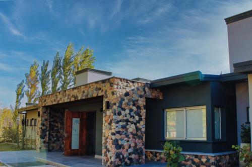 a house with a stone wall at Alojamiento Traslaviña in Vista Flores