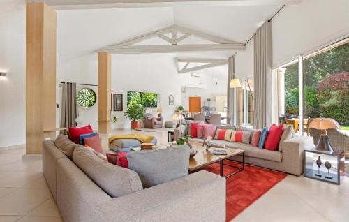 un salon avec deux canapés et une table dans l'établissement Wunderschönes Haus In Saint-Jean-De-Lestere, à Les Adrets-de-Fréjus