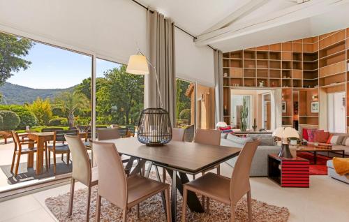 - un salon décloisonné avec une table à manger et des chaises dans l'établissement Wunderschönes Haus In Saint-Jean-De-Lestere, à Les Adrets-de-Fréjus