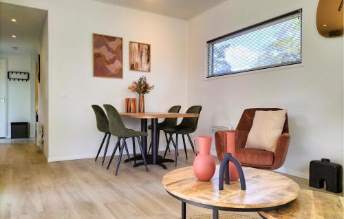 a living room with a table and chairs at 2 Bedroom Lovely Home In Hellendoorn in Hellendoorn