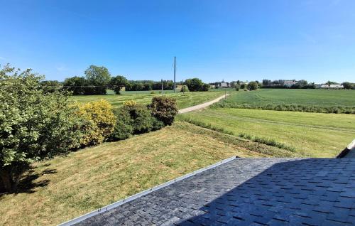 une allée en briques menant à un champ avec une route dans l'établissement 4 Bedroom Awesome Home In Plouigneau, à Plouigneau