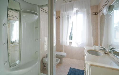 a bathroom with a toilet and a sink and a shower at Beautiful Home In Corsanico in Corsanico-Bargecchia