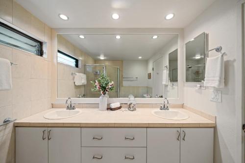 a bathroom with two sinks and a large mirror at Kahana Village 26 · KHV 26 2BD Direct Ocean Front with Amazing S in Kahana