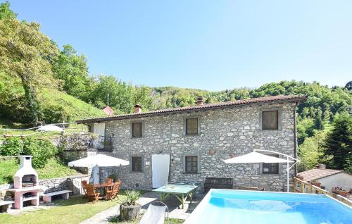 La alberca dentro o cerca de Amazing Home In Palagnana - Stazzema