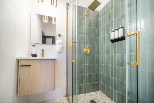 圣胡安Room 12 Sunlit Balcony Stay Near Calle Cerra的浴室设有绿色瓷砖和淋浴。